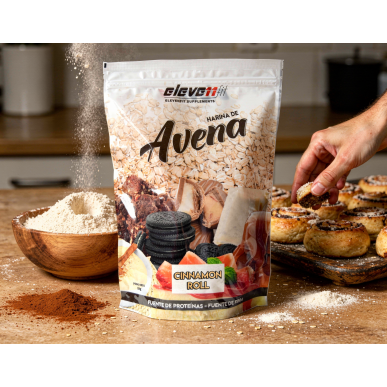 Elevenfit Zimtschnecke 1 kg Hafermehl, Haferflockenbeutel sichtbar, im Vordergrund Kekse und Süßigkeiten.