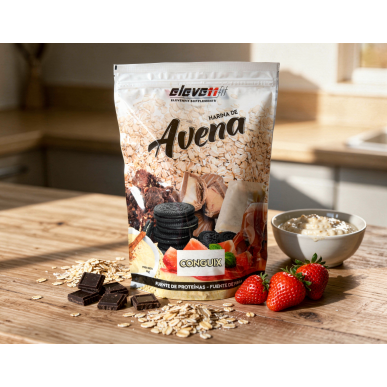 Su un tavolo da cucina, una confezione da 1 kg di farina d'avena Conguix, circondata da biscotti, cioccolato e fragole.