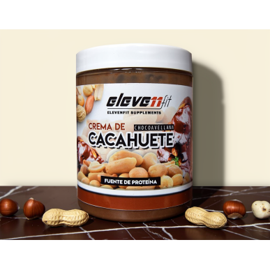 Crema de cacahuete chocolate y avellana 300 g: tarro de crema de maní con etiqueta “Fuente de proteína” y avellanas alrededor.