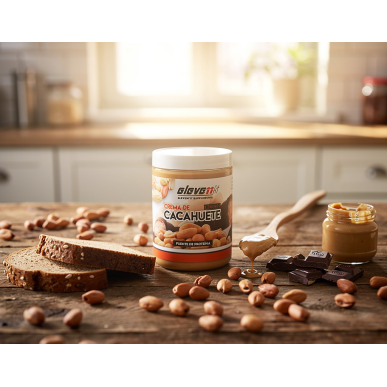Du beurre de cacahuète Elevenfit Kinchoc dans un pot blanc, accompagné de pain complet, de morceaux de chocolat et de cacahuètes