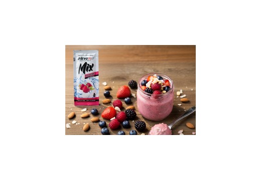 Budino di semi di chia, lamponi e frutti rossi