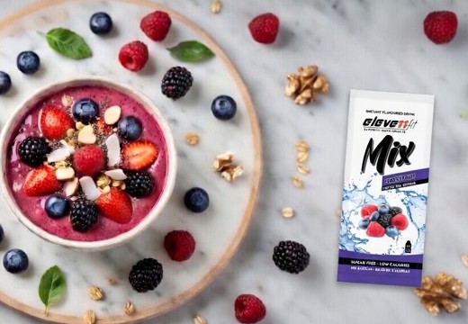 Smoothie bowl ai frutti rossi con proteine del siero di latte